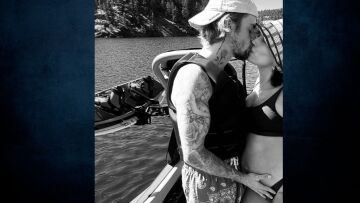 Τζάστιν Μπίμπερ: Κρατάει τη φουσκωμένη κοιλιά της Χέιλι και ανταλλάσσουν ένα φιλί 