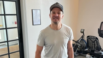 Τζέρεμι Ρένερ: Δείχνει τις ουλές στο σώμα του μετά το σοβαρό ατύχημα στο οποίο έσπασε 38 κόκαλα