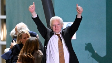 Ασάνζ: Πέρασε την πρώτη του νύxτα ως ελεύθερος έπειτα από 14 χρόνια - Θέλει να κολυμπάει και να τρώει πραγματικό φαγητό