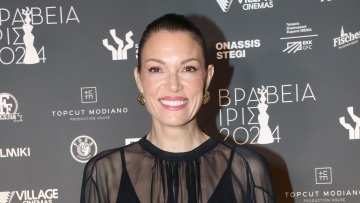 Βίκυ Καγιά: Φόρεσε μακρυμάνικο φόρεμα με διαφάνειες σε απονομή βραβείων