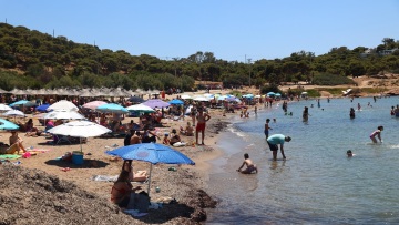 Εντείνονται οι έλεγχοι στις παραλίες με drones και δορυφορικές εικόνες - Περίπου 9.000 οι καταγγελίες για παρανομίες μέσω του MyCoast