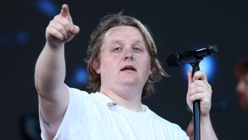 Λιούις Καπάλντι: Σπάνια εμφάνιση έναν χρόνο αφότου ανακοίνωσε ότι κάνει διάλειμμα για λόγους υγείας