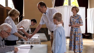 Γαλλία: Πολύ μεγάλη η προσέλευση  στις κάλπες - Σε επικίνδυνη ακροδεξιά τροχιά η χώρα