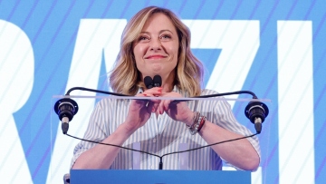 Η Τζόρτζια Μελόνι ανακοίνωσε παράταση στη μείωση κρατικών φόρων των καυσίμων και νέο στεγαστικό πρόγραμμα 