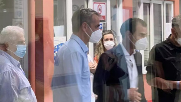 Αιφνιδιαστική επίσκεψη Μητσοτάκη στο Λαϊκό Νοσοκομείο – Δείτε φωτογραφίες