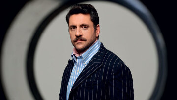 Γιώργος Χρυσοστόμου: Το θέατρο, η μεγαλύτερη τρέλα που έχει κάνει και ο χρόνος που περνάει