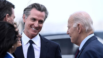 Γκάβιν Νιούσομ: Ο 56χρονος κυβερνήτης της Καλιφόρνια που θέλουν οι Δημοκρατικοί να αντικαταστήσει τον Μπάιντεν