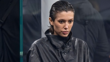 Η Μπιάνκα Σενσόρι έκανε μια νέα αποκαλυπτική εμφάνιση, περπατούσε στον δρόμο με κορμάκι και καλσόν