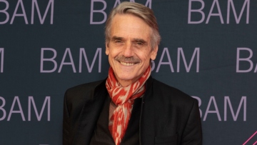 Τζέρεμι Άιρονς: Θα υποδυθεί τον πατέρα της Τζένιφερ Άνιστον στο Morning Show