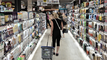 Σούπερ μάρκετ: Πώς διαμορφώθηκαν οι τιμές στα ράφια – Σε ποια προϊόντα αυξήθηκαν και σε ποια μειώθηκαν
