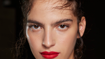 3+1 tips για να αποτρέψετε το φριζάρισμα στα μαλλιά σας λόγω βροχής