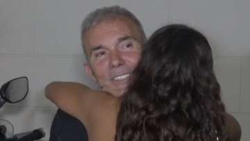 Στέλιος Ρόκκος: Η σφιχτή αγκαλιά με την κόρη του μετά τη συναυλία του - Δείτε το βίντεο