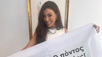 Η Ήβη Αδάμου έδωσε συναυλία στην Αλικαρνασσό - Τα πανό και τα πιάτα που της έφτιαξαν με τη φωτογραφία της