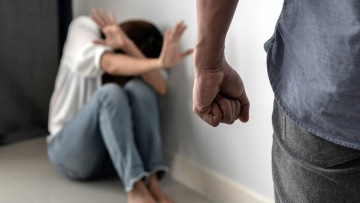 Ηράκλειο: Κατήγγειλε τον πρώην σύζυγό της για επίθεση στη νυν σύντροφό του