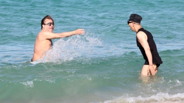 Τρύφωνας Σαμαράς - Βασίλειος Κωστέτσος: Παίζουν στη θάλασσα - Δείτε τις φωτογραφίες