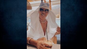 Λάκης Γαβαλάς: Απολαμβάνει τον καφέ του στη Μύκονο ντυμένος Άραβας