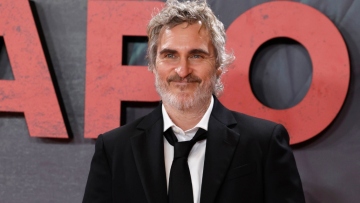 Χοακίν Φίνιξ: Ερωτεύεται έναν δάσκαλο στη νέα ταινία που πρωταγωνιστεί