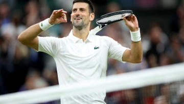 O Tζόκοβιτς πανηγύρισε την πρόκριση της Αγγλίας στο κεντρικό κορτ του Wimbledon - Βίντεο 