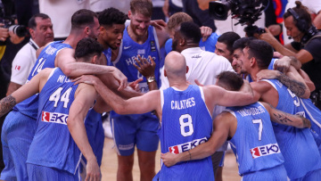 Ατελείωτο γαλανόλευκο πάρτι στο ΣΕΦ μετά την πρόκριση της Εθνικής - Δείτε βίντεο