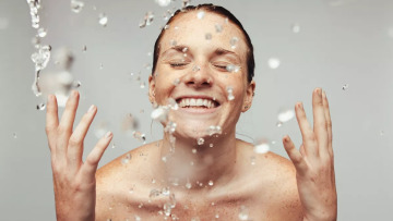 Έχετε αφυδατωθεί; Το απλό τεστ 3″ που αποκαλύπτει ότι χρειάζεστε άμεσα ενυδάτωση