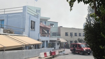 Φωτιά στην Πάτρα: Αναστέλλεται προσωρινά η λειτουργία του Καραμανδάνειου νοσοκομείου Παίδων