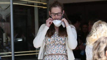 Βάιολετ Άφλεκ: Η 18χρονη κόρη του Μπεν Άφλεκ και της Τζένιφερ Γκάρνερ ζήτησε την υποχρεωτική χρήση μάσκας σε ομιλία της στο Λος Άντζελες