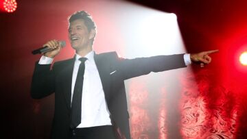  Σάκης Ρουβάς: Το ατύχημα σε συναυλία του - Σκόνταψε και έπεσε στη σκηνή