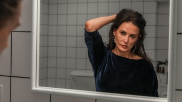 Nτέμι Μουρ: Προσπαθεί να γίνει και πάλι νέα στο teaser του Substance