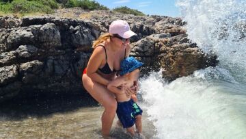 Μελίνα Μακρή: Η τραγουδίστρια απολαμβάνει το καλοκαίρι με τον γιο της