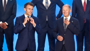 Μακρόν και Σολτς υπερασπίστηκαν τον Μπάιντεν για την γκάφα με Πούτιν και Ζελένσκι: «Όλοι κάνουμε λάθη» 