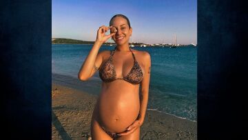 Ανδρομάχη: Φωτογραφίζεται με το μαγιό της σε προχωρημένη εγκυμοσύνη 