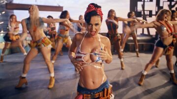 Κέιτι Πέρι: Αντιδράσεις για τον... ημίγυμνο φεμινισμό της - Τι λένε για το προκλητικό νέο της βιντεοκλίπ