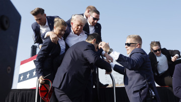 Απόπειρα δολοφονίας Τραμπ: «Τον είδαμε να έρπει, φωνάξαμε στους αστυνομικούς, αλλά...»: Γιατί απέτυχαν οι μυστικές Υπηρεσίες