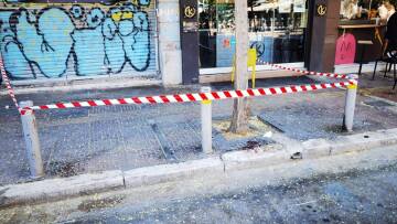 Αιματηρό επεισόδιο στην πλατεία Βικτωρίας – Ο πεθερός έβγαλε όπλο και χτύπησε με τη λαβή στο κεφάλι τον γαμπρό