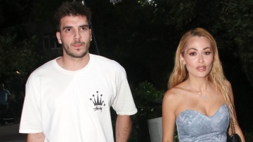 Ελένη Βουλγαράκη – Φώτης Ιωαννίδης: Αγκαλιά στην παραλία