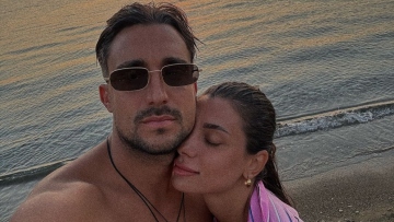 Σάκης Κατσούλης - Μαριαλένα Ρουμελιώτη: Ποζάρουν αγκαλιασμένοι με φόντο το ηλιοβασίλεμα