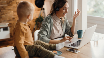 Εργαζόμενοι γονείς: Το 74% θα άλλαζε δουλειά εάν ήταν αναγκασμένο να πηγαίνει στο γραφείο σε καθημερινή βάση