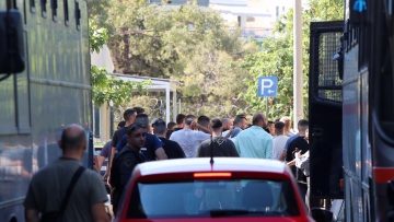 Ελεύθεροι υπό όρους οι 25 από τους 74 συλληφθέντες για τους πυροβολισμούς έξω από το γήπεδο του Παναθηναϊκού - Συνεχίζονται οι απολογίες