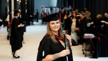 Ήταν σε κώμα για έναν μήνα – Συνήλθε και κατάφερε να πάρει το πτυχίο της