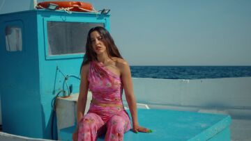 Μαρίνα Σάττι: Σε συνεργασία με τον ΟΗΕ, αφιερώνει το βιντεοκλίπ του «Αχ, θάλασσα» στους πρόσφυγες που έχασαν τη ζωή τους στη Μεσόγειο