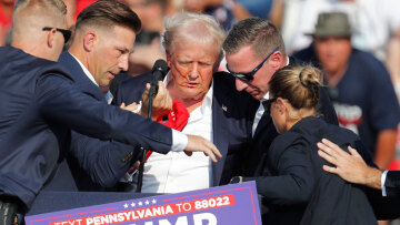 Απόπειρα δολοφονίας Τραμπ: H τεχνολογία δείχνει πως τη γλίτωσε για ένα εκατοστό - Δείτε βίντεο