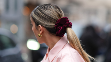 Αυτό το τρικ θα χαρίσει όγκο στην κοτσίδα σας στη στιγμή 