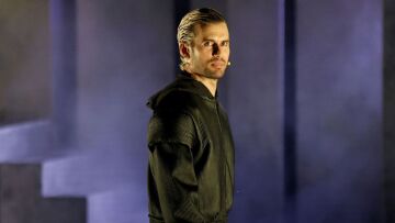 Αναστάσης Ροϊλός: Η τούμπα στη σκηνή και τα σχόλια στο Twitter - Τον αγαπώ γιατί αυτοτρολάρεται, γράφουν