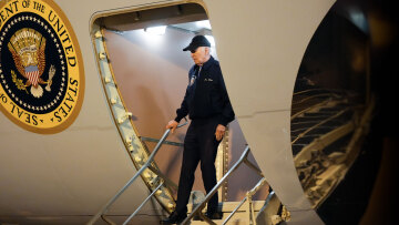 Βίντεο: Ο Τζο Μπάιντεν κατεβαίνει με δυσκολία από το Air Force One μετά τη διάγνωσή του με κορωνοϊό