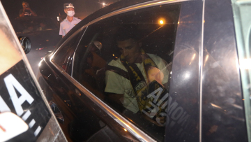 Έφτασε στην Αθήνα για λογαριασμό της ΑΕΚ ο Λαμέλα, «χαμός» στο αεροδρόμιο από χιλιάδες οπαδούς - Δείτε βίντεο και φωτογραφίες