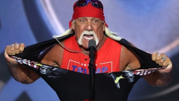 Σόου Χαλκ Χόγκαν στο συνέδριο των Ρεπουμπλικάνων: Αποκάλεσε τον Τραμπ «μονομάχο» και έσκισε το μπλουζάκι του 