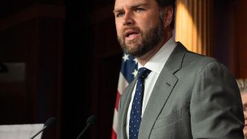 J.D. Vance: Ο υποψήφιος Αντιπρόεδρος των ΗΠΑ υποστηρίζει ακραίες απόψεις που βάζουν στο στόχαστρο τις γυναίκες 