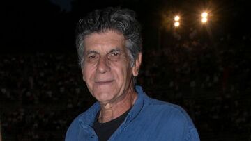 Γιάννης Μπέζος: Δεν πατάς ένα κουμπί και γίνεσαι απελευθερωμένος, είμαι μεγαλωμένος με στερεότυπα που προσπαθώ να ξεπεράσω