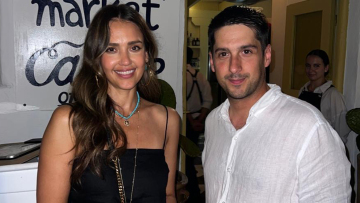 Η Τζέσικα Άλμπα απολαμβάνει την ελληνική κουζίνα στη Μύκονο - Δείτε φωτογραφίες