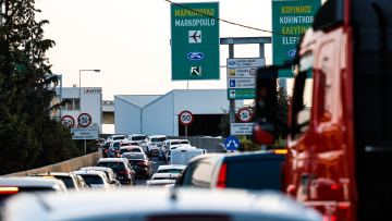 Καθάρισαν τα χώματα από την Αττική Οδό, καλύτερη η εικόνα της κίνησης στο ύψος του κόμβου Ηρακλείου